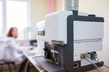 Laboratuvar bilimcisi, endüstrideki tüm alanlardaki malzeme örneklerinin temel özellik analizi için mikrodalga plazma atomik emisyon spektrometresi (MPAES) üzerinde çalışmaktadır..