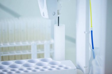 Endüstrinin tüm alanlarındaki malzeme örneklerinin temel özellik analizi için laboratuvar yüksek çözünürlüklü mikrodalga plazma atomik emisyon spektrometresi (MPAES) aygıtı.