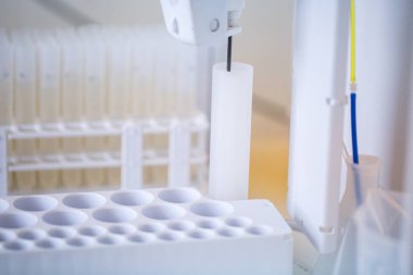 Endüstrinin tüm alanlarındaki malzeme örneklerinin temel özellik analizi için laboratuvar yüksek çözünürlüklü mikrodalga plazma atomik emisyon spektrometresi (MPAES) aygıtı.