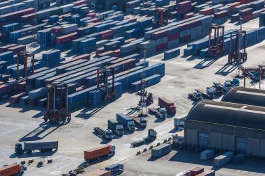 Barselona, İspanya - 30 Aralık 2011 'de Barcelonas Muelle Sur Terminali, İspanya' nın Katalan Bölgesi 'ndeki Akdeniz üzerinde 30 Aralık 2011' de Barcelona 'da bulunan APM Terminalleri tarafından oluşturulan APM Terminali