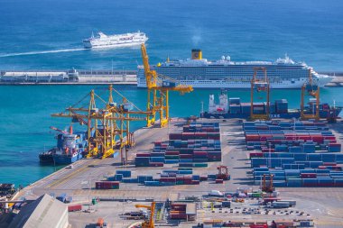 Barselona, İspanya - 30 Aralık 2011 'de Barcelonas Muelle Sur Terminali, İspanya' nın Katalan Bölgesi 'ndeki Akdeniz üzerinde 30 Aralık 2011' de Barcelona 'da bulunan APM Terminalleri tarafından oluşturulan APM Terminali