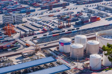 Barselona, İspanya - 30 Aralık 2011 'de Barcelonas Muelle Sur Terminali, İspanya' nın Katalan Bölgesi 'ndeki Akdeniz üzerinde 30 Aralık 2011' de Barcelona 'da bulunan APM Terminalleri tarafından oluşturulan APM Terminali
