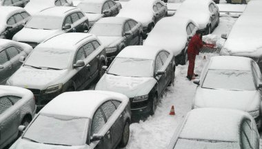 Araç satıcısı merkezinin önündeki galeri binası. Yeni arabalar karla kaplı..