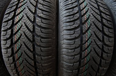 Lastik izleri bir simge ya da ok şeklinde. Tipik bir araba lastiği izi. Yön lastik desenleri: Sportif ve kar üzerinde güvenli..