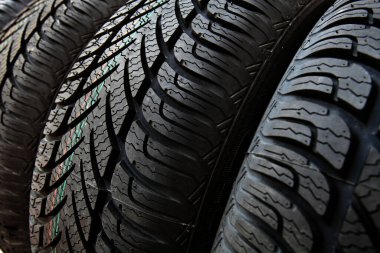 Lastik izleri bir simge ya da ok şeklinde. Tipik bir araba lastiği izi. Yön lastik desenleri: Sportif ve kar üzerinde güvenli..