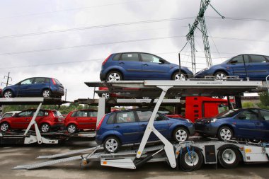 Nakliye aracında yeni bir araç - Ağır otomatik taşıyıcı karavanı.