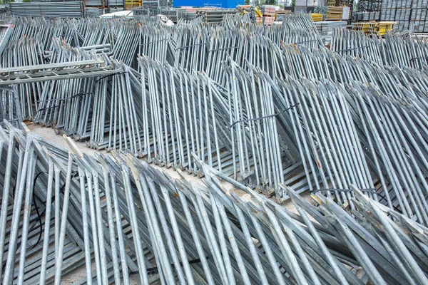 Openlucht Opslag Van Gegalvaniseerd Staal Aluminium Frames Ladders Ringsloten Steigers — Stockfoto