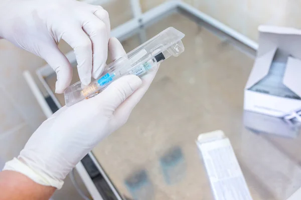 Zuster Hand Open Een Spuit Injectieflacon Dosis Met Vaccin Geneesmiddelen — Stockfoto
