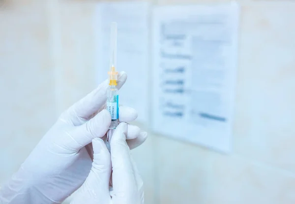 Verpleegkundige Hand Die Een Injectiespuit Met Vaccin Medicijnen Vasthoudt Bereidt — Stockfoto