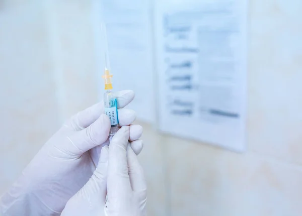 Verpleegkundige Hand Die Een Injectiespuit Met Vaccin Medicijnen Vasthoudt Bereidt — Stockfoto