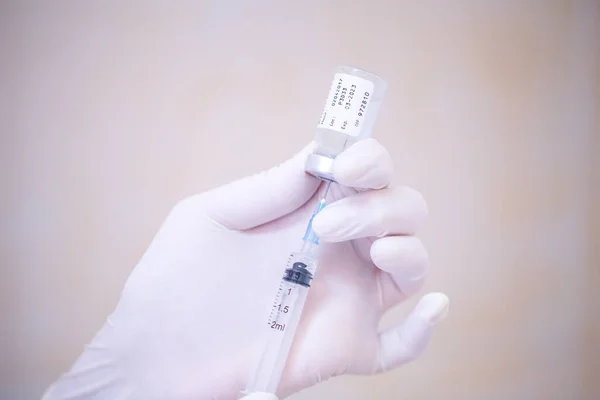 Sköterska Handen Håller Spruta Och Injektionsflaska Dos Med Vaccin Eller — Stockfoto