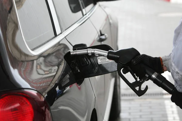 Boquilla Mano Combustible Para Añadir Gas Repostaje Coches Una Gasolinera — Foto de Stock