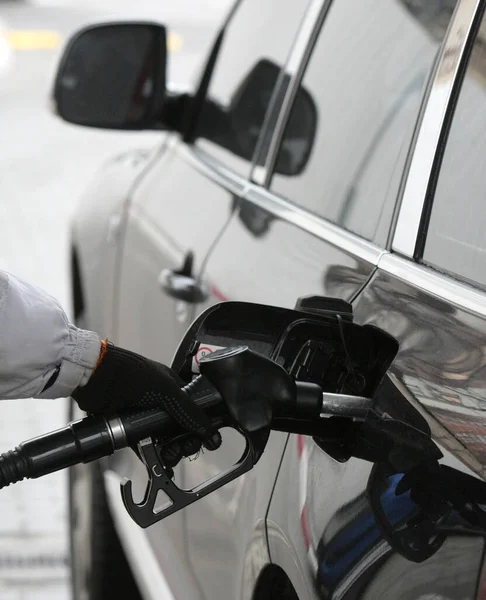 Boquilla Mano Combustible Para Añadir Gas Repostaje Coches Una Gasolinera — Foto de Stock