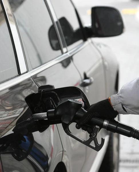 Mão Segurando Bico Combustível Para Adicionar Gás Reabastecimento Carros Numa — Fotografia de Stock