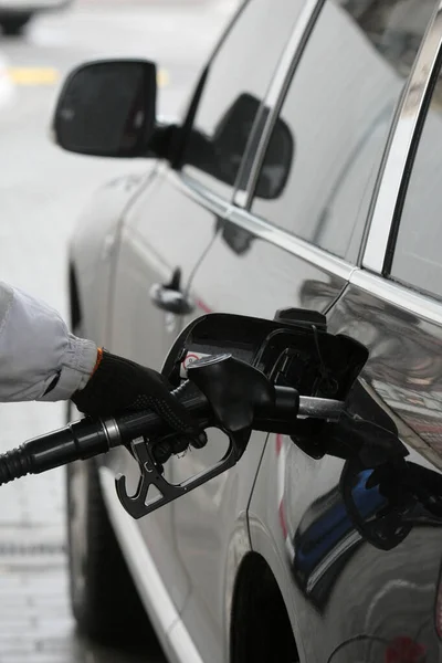 Boquilla Mano Combustible Para Añadir Gas Repostaje Coches Una Gasolinera — Foto de Stock