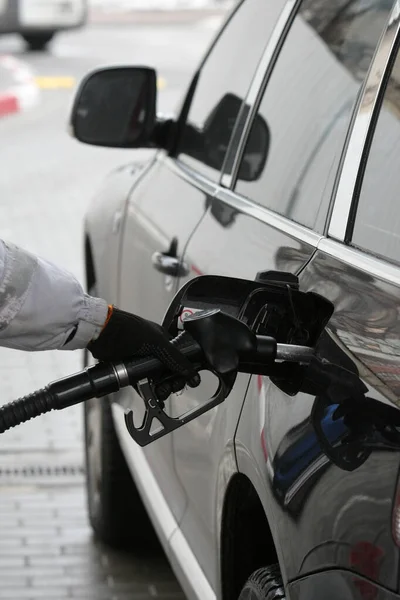 Boquilla Mano Combustible Para Añadir Gas Repostaje Coches Una Gasolinera — Foto de Stock