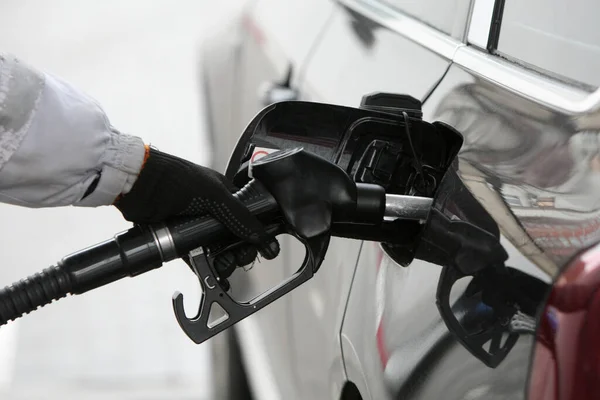 Mão Segurando Bico Combustível Para Adicionar Gás Reabastecimento Carros Numa — Fotografia de Stock