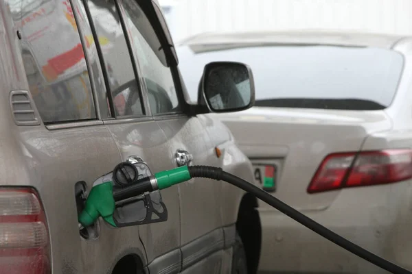 手持式燃油喷嘴加气 汽车在加油站加油 生态概念 — 图库照片