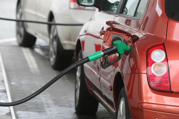 Boquilla Mano Combustible Para Añadir Gas Repostaje Coches Una Gasolinera —  Fotos de Stock