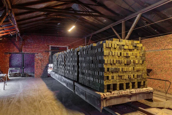 Productie Van Bakstenen Een Steenfabriek Gedroogde Bakstenen Gestapeld Pallets Zijn — Stockfoto