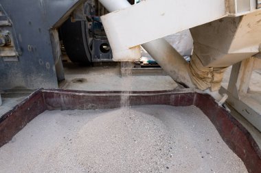 İnşaat karışımlarının endüstriyel üretimi. Toptan malzemeli kule siloları. Kumu kurutmak ve sıralamak için çizgi.