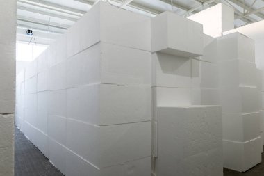 Genişletilmiş polistirenin endüstriyel polistiren köpük yalıtım panelleri veya plakaları. Büyük bir kalıp köpük bir depoda istiflenmiş. İnşa malzemeleri.