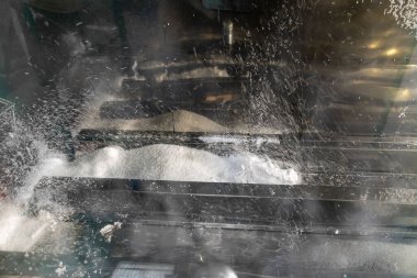 Sanayi yapımı polistiren köpük yalıtım panelleri veya plakalar. Önceden genişletilmiş polistiren boncukların ısıtma odasındaki sıcaklık hareketi altında dönüşümü.