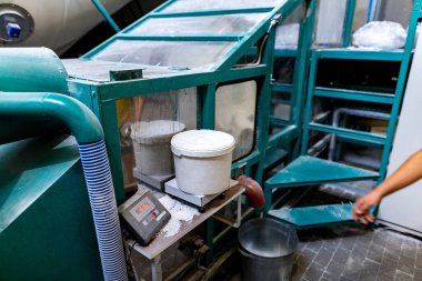 Sanayi yapımı polistiren köpük yalıtım panelleri veya plakalar. Önceden genişletilmiş polistiren boncukların ısıtma odasındaki sıcaklık hareketi altında dönüşümü.