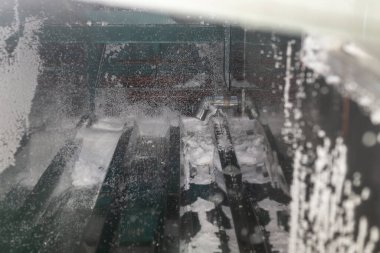 Sanayi yapımı polistiren köpük yalıtım panelleri veya plakalar. Önceden genişletilmiş polistiren boncukların ısıtma odasındaki sıcaklık hareketi altında dönüşümü.