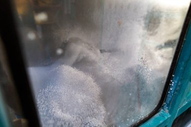 Sanayi yapımı polistiren köpük yalıtım panelleri veya plakalar. Önceden genişletilmiş polistiren boncukların ısıtma odasındaki sıcaklık hareketi altında dönüşümü.