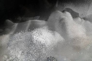 Sanayi yapımı polistiren köpük yalıtım panelleri veya plakalar. Önceden genişletilmiş polistiren boncukların ısıtma odasındaki sıcaklık hareketi altında dönüşümü.