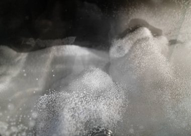 Sanayi yapımı polistiren köpük yalıtım panelleri veya plakalar. Önceden genişletilmiş polistiren boncukların ısıtma odasındaki sıcaklık hareketi altında dönüşümü.