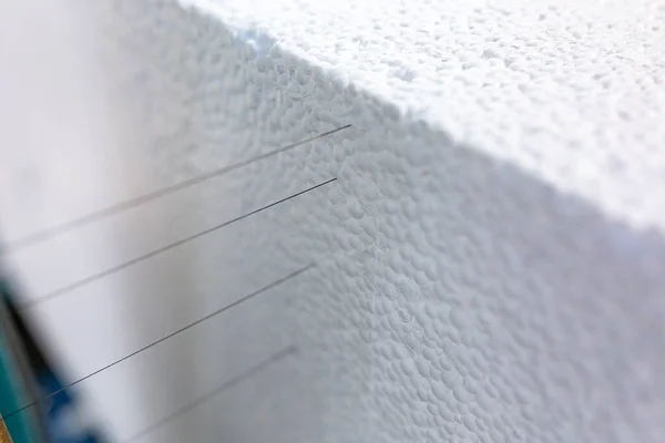 工业化生产聚苯乙烯泡沫隔热板或板材 在自动化设备中 将一大块泡沫泡沫塑料切割成带有热弦的板材 建筑材料的生产 — 图库照片