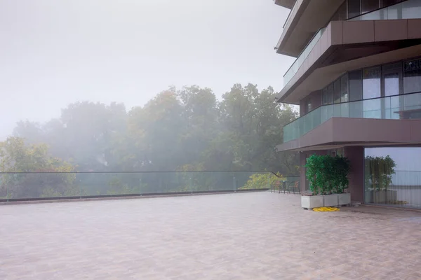 Jesienna Mgła Starym Majestatycznym Parku Kolorowe Liście Drzewach Szklane Panele — Zdjęcie stockowe