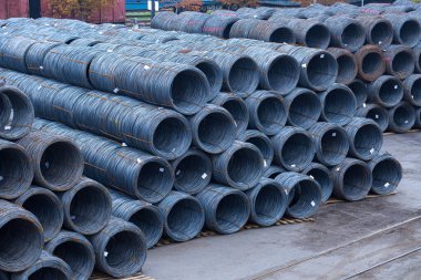 Çelik düşük karbon tel çubuk, sıcak sarılmış çelik tel 12 milimetre ya da yarım inç çapında bobin. Ağır sanayi ürünlerinin limanlarla taşınması. Dışarıya aktarma etkinliği.