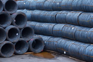 Çelik düşük karbon tel çubuk, sıcak sarılmış çelik tel 12 milimetre ya da yarım inç çapında bobin. Ağır sanayi ürünlerinin limanlarla taşınması. Dışarıya aktarma etkinliği.