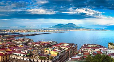 Napoli Panoraması, Napoli Körfezi 'ndeki liman manzarası ve Vezüv Dağı. Campania ili. İtalya.