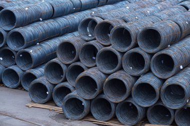 Çelik düşük karbon tel çubuk, sıcak sarılmış çelik tel 12 milimetre ya da yarım inç çapında bobin. Ağır sanayi ürünlerinin limanlarla taşınması. Dışarıya aktarma etkinliği.