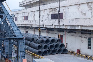 Çelik düşük karbon tel çubuk, sıcak sarılmış çelik tel 12 milimetre ya da yarım inç çapında bobin. Ağır sanayi ürünlerinin limanlarla taşınması. Dışarıya aktarma etkinliği.