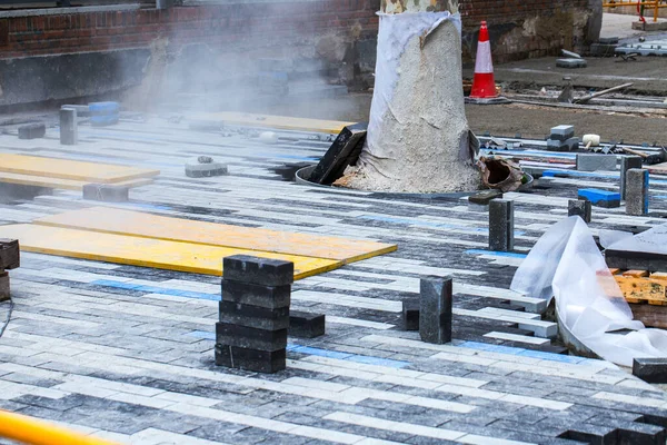 Bouwen Van Bestrating Installatie Van Betonnen Straatstenen Stoep Een Verscheidenheid — Stockfoto