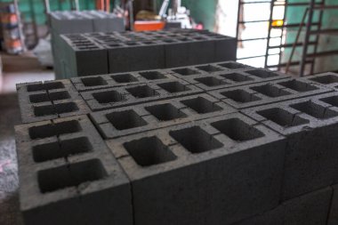 Baskılı çimento harcından endüstriyel yapı malzemeleri üretimi. Yüksek kalite beton blok ya da beton tuğla. Baskıdan sonra paletlerin üzerine istiflenmiş bitmiş ürünler.