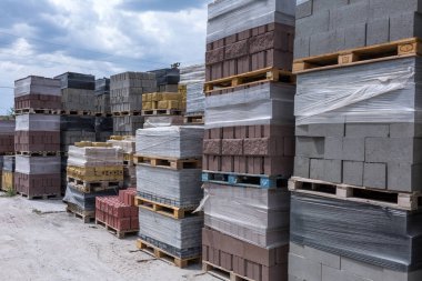 Çimento yapımının endüstriyel üretimi. Yüksek kalite beton blok ya da beton tuğla ve kaldırım taşları. Filme yüklenmiş paletler üzerindeki bitmiş ürünler gönderilmeyi bekliyor.