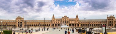 SEVILLA, İspanya - 13 Şubat 2020: İspanya 'nın Sevilla kentindeki İspanyol Meydanı (Plaza de Espana) panoramik görünümü