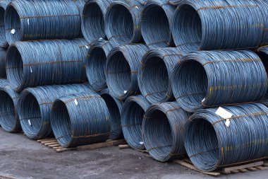 Çelik düşük karbon tel çubuk, sıcak sarılmış çelik tel 12 milimetre ya da yarım inç çapında bobin. Ağır sanayi ürünlerinin limanlarla taşınması. Dışarıya aktarma etkinliği.