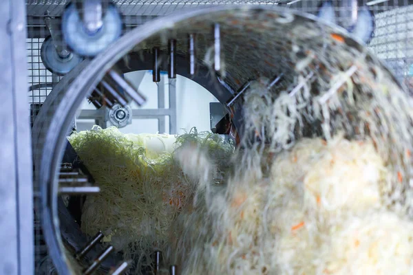 Industrielle Produktion Von Lebensmitteln Herstellung Von Sauerkraut Oder Fermentiertem Kohl — Stockfoto