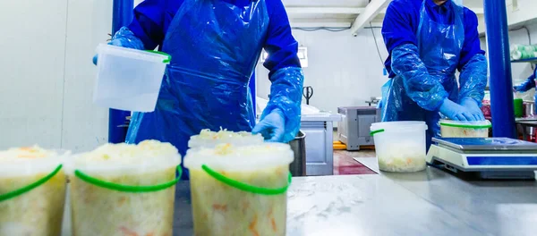 Endüstriyel gıda üretimi. Lahana turşusu veya mayalanmış lahana üretimi. Dilimleme ve karıştırmadan sonra lahana bir kovaya doldurulur ve tuzla doldurulur..