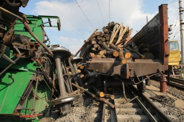 Demiryolu kazası. Yük vagonları raydan çıktı. Demiryolu altyapısının yıkımı. Yuvarlanan stokların tahribatı. Vagonlar odun taşıyor.