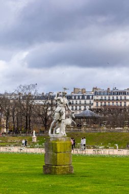 Alicante, İspanya 14 Kasım 2021: Melia tarafından Alicante 'de bulunan Alicante Gran Sol Oteli' nin cephesinde büyük bir duvar resmi bulunmaktadır. Noel ışıkları olan cadde restoran ve dükkanlarla dolu..