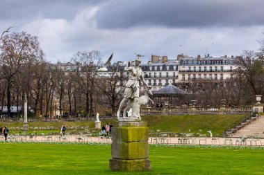 Alicante, İspanya 14 Kasım 2021: Melia tarafından Alicante 'de bulunan Alicante Gran Sol Oteli' nin cephesinde büyük bir duvar resmi bulunmaktadır. Noel ışıkları olan cadde restoran ve dükkanlarla dolu..