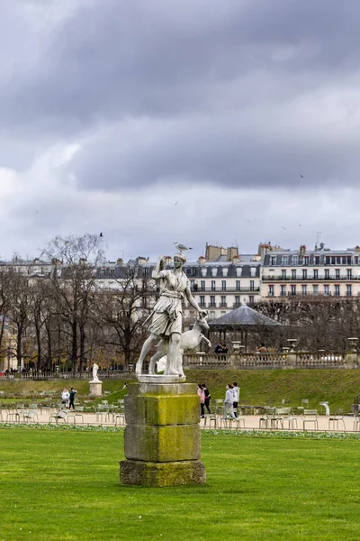 Alicante, İspanya 14 Kasım 2021: Melia tarafından Alicante 'de bulunan Alicante Gran Sol Oteli' nin cephesinde büyük bir duvar resmi bulunmaktadır. Noel ışıkları olan cadde restoran ve dükkanlarla dolu..